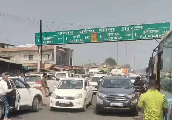 प्रयागराज जा रहे कुंभ यात्रियों की भीड़ बढ़ी, एमपी-यूपी सीमा पर लगा लंबा जाम प्रयागराज जा रहे कुंभ यात्रियों की भीड़ बढ़ी, एमपी-यूपी सीमा पर लगा लंबा जाम