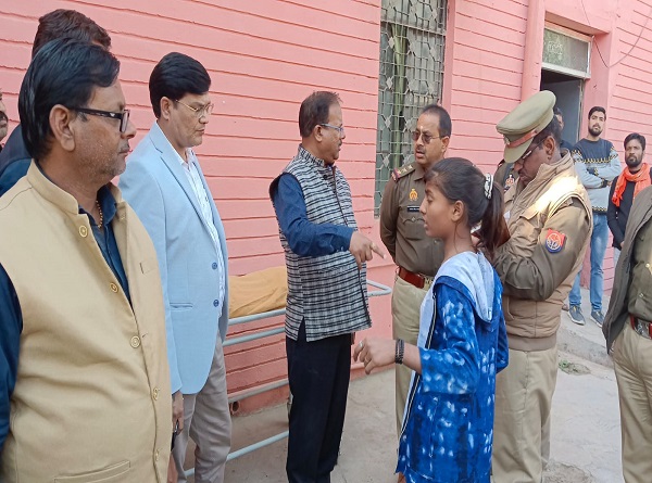 घटना की जानकारी करते पुलिस और प्रशासनिक अधिकारी घटना की जानकारी करते पुलिस और प्रशासनिक अधिकारी