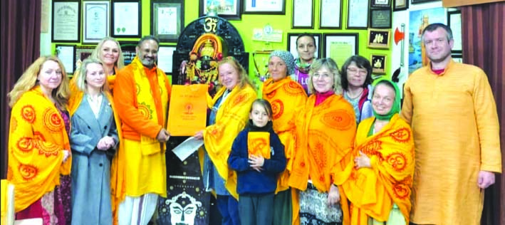 दल के सदस्यों को सम्मानित करते हुए दल के सदस्यों को सम्मानित करते हुए
