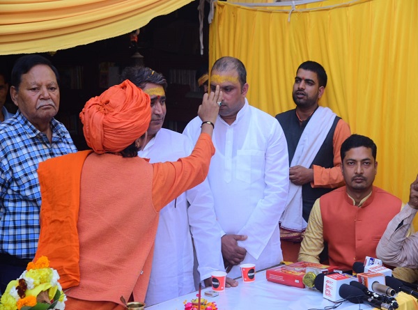 हिन्दू धर्म अपनाने के बाद युवकों को तिलक लगाती महंत दिव्या गिरी हिन्दू धर्म अपनाने के बाद युवकों को तिलक लगाती महंत दिव्या गिरी