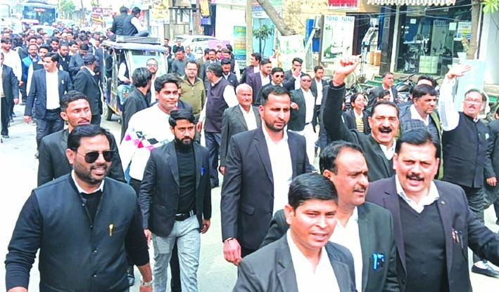 प्रदर्शन के दौरान अधिवक्ता प्रदर्शन के दौरान अधिवक्ता