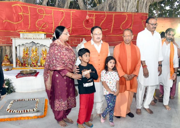 सपरिवार अक्षयवट का दर्शन करते जेपी नड्डा सपरिवार अक्षयवट का दर्शन करते जेपी नड्डा
