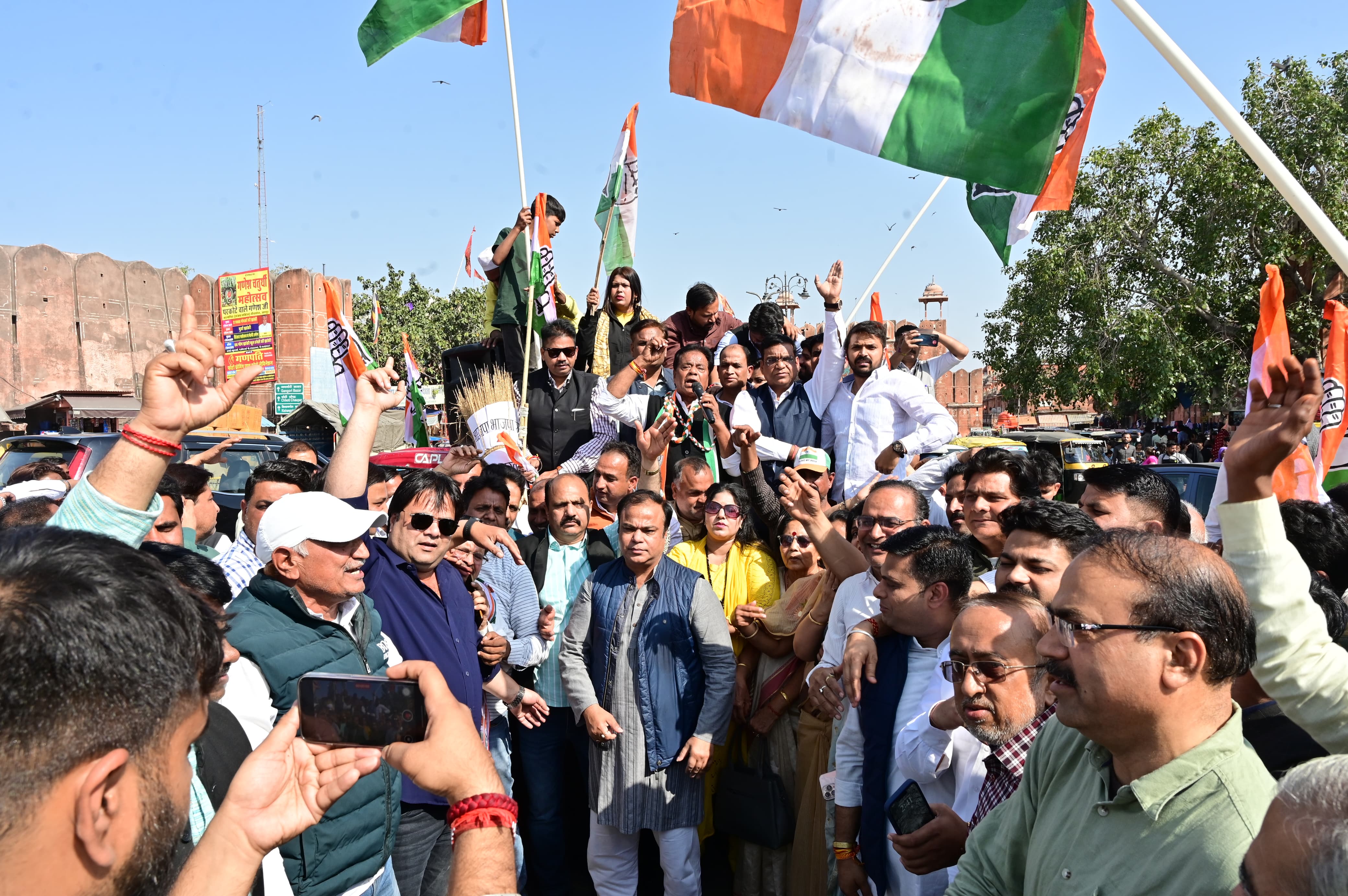 कांग्रेस के छह विधायकों का विधानसभा से निलम्बन करने के विरोध में कांग्रेस ने किया भाजपा सरकार के खिलाफ विरोध-प्रदर्शन कांग्रेस के छह विधायकों का विधानसभा से निलम्बन करने के विरोध में कांग्रेस ने किया भाजपा सरकार के खिलाफ विरोध-प्रदर्शन