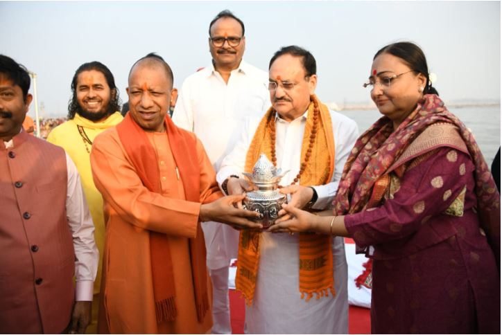 जेपी नड्डा को गंगा का कलश भेंट करते मुख्यमंत्री योगी आदित्यनाथ जेपी नड्डा को गंगा का कलश भेंट करते मुख्यमंत्री योगी आदित्यनाथ