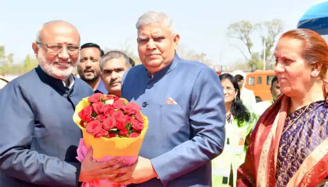 फोटो: उपराष्ट्रपति जगदीप धनगड़ का छत्रपति संभाजी नगर जिले में पहुंचने पर राज्यपाल ने उनका पुष्पगुच्छ देकर स्वागत किया फोटो: उपराष्ट्रपति जगदीप धनगड़ का छत्रपति संभाजी नगर जिले में पहुंचने पर राज्यपाल ने उनका पुष्पगुच्छ देकर स्वागत किया