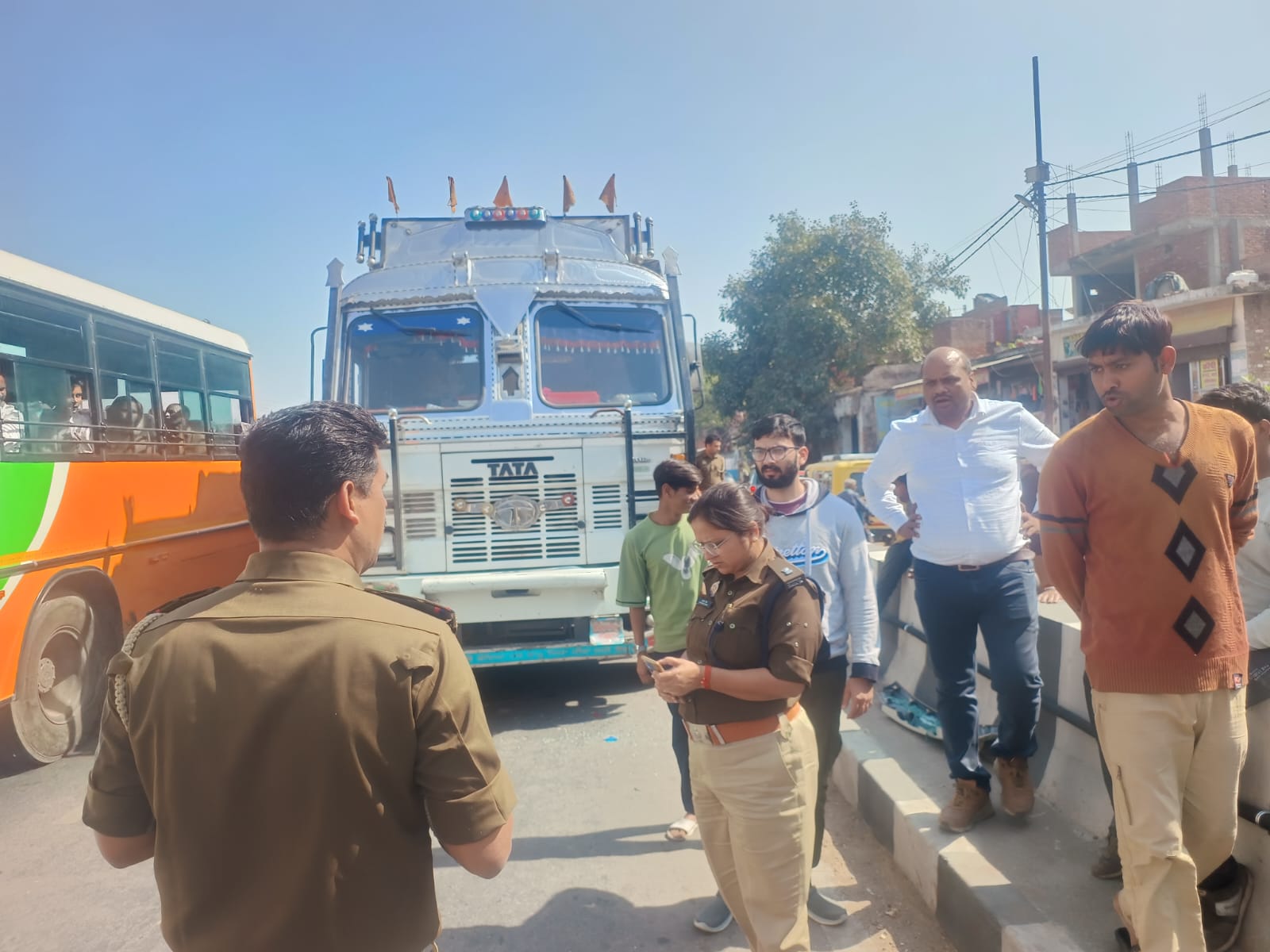 कार्रवाई के दौरान एडीसीपी कार्रवाई के दौरान एडीसीपी