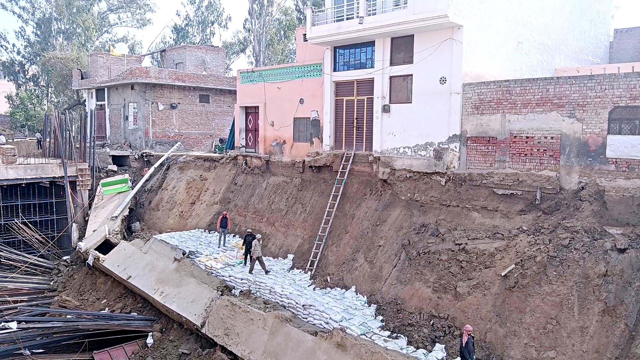 जींद भिवानी रोड अंडरपास गहरी खाई में सीढ़ी लगाने पर मजबूर लोग जींद भिवानी रोड अंडरपास गहरी खाई में सीढ़ी लगाने पर मजबूर लोग