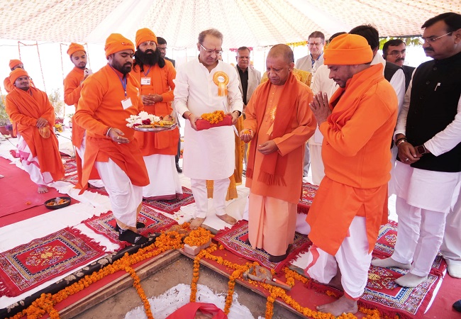 शिलान्यास कार्यक्रम में योगी शिलान्यास कार्यक्रम में योगी