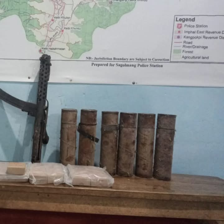 राज्यपाल की अपील पर मणिपुर में समर्पित किए गए हथियार और विस्फोटकों की तस्वीर। राज्यपाल की अपील पर मणिपुर में समर्पित किए गए हथियार और विस्फोटकों की तस्वीर।