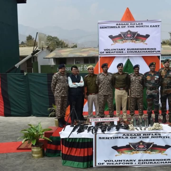राज्यपाल की अपील पर मणिपुर में समर्पित किए गए हथियार और विस्फोटकों की तस्वीर। राज्यपाल की अपील पर मणिपुर में समर्पित किए गए हथियार और विस्फोटकों की तस्वीर।
