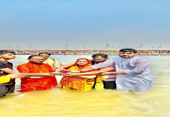 ओडिशा के मुख्यमंत्री मोहन चरण माझी ने परिवार संग त्रिवेणी संगम में लगाई डुबकी ओडिशा के मुख्यमंत्री मोहन चरण माझी ने परिवार संग त्रिवेणी संगम में लगाई डुबकी