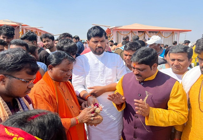 ओडिशा के मुख्यमंत्री मोहन चरण माझी ने परिवार संग त्रिवेणी संगम में लगाई डुबकी-की पूजा अर्चना ओडिशा के मुख्यमंत्री मोहन चरण माझी ने परिवार संग त्रिवेणी संगम में लगाई डुबकी-की पूजा अर्चना