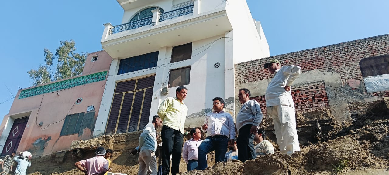 जांच करते हुए टीम। जांच करते हुए टीम।