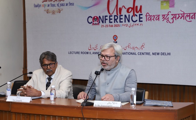 राष्ट्रीय उर्दू भाषा विकास परिषद (एनसीपीयूएल) के जरिए इंडिया इंटरनेशनल सेंटर में आयोजित विश्व उर्दू सम्मेलन को संबोधित करते हुए परिषद के डायरेक्टर डॉ. शम्स इकबाल। राष्ट्रीय उर्दू भाषा विकास परिषद (एनसीपीयूएल) के जरिए इंडिया इंटरनेशनल सेंटर में आयोजित विश्व उर्दू सम्मेलन को संबोधित करते हुए परिषद के डायरेक्टर डॉ. शम्स इकबाल।
