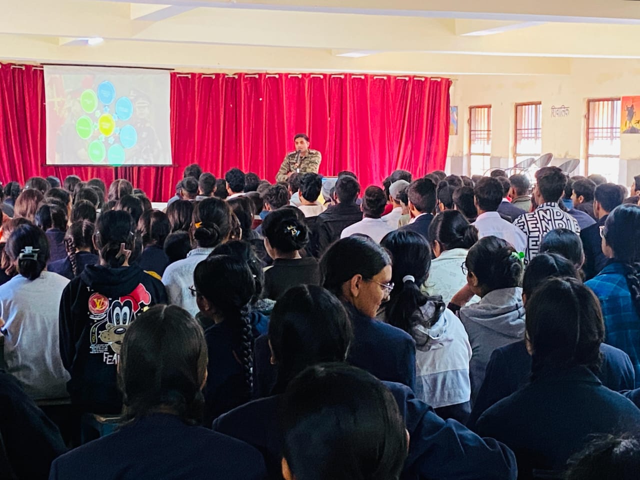छात्रों को सशस्त्र बलों में करियर बनाने के लिए प्रोत्साहित किया छात्रों को सशस्त्र बलों में करियर बनाने के लिए प्रोत्साहित किया