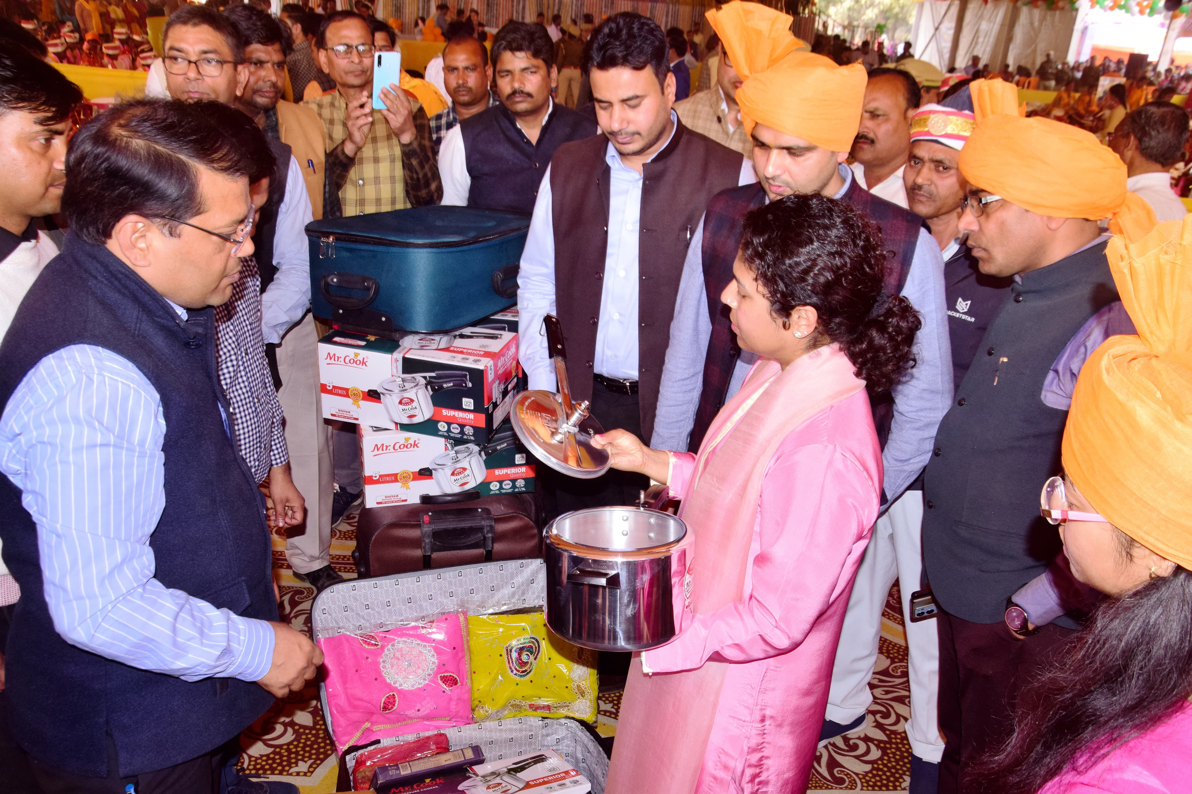 मुख्यमंत्री सामूहिक विवाह योजना में सरकार द्वारा दिए जाने वाले सामान की गुणवत्ता को देखती डीएम दुर्गा शक्ति नागपाल