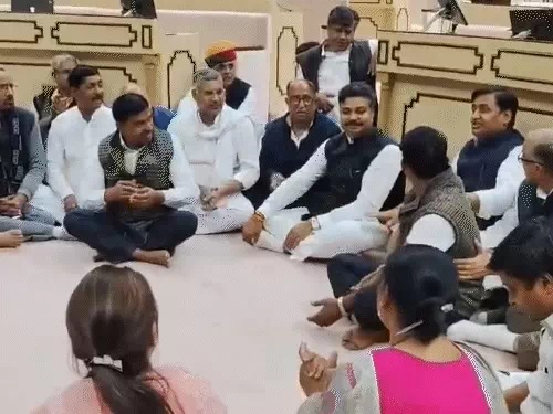 कांग्रेस विधायकाें का धरना। कांग्रेस विधायकाें का धरना।
