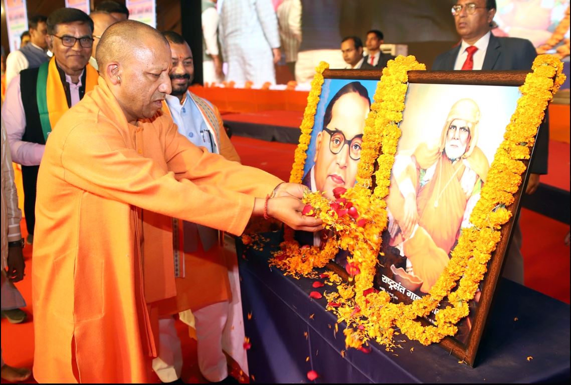 संत गाडगे के चित्र पर पुष्पांजलि करते मुख्यमंत्री योगी संत गाडगे के चित्र पर पुष्पांजलि करते मुख्यमंत्री योगी