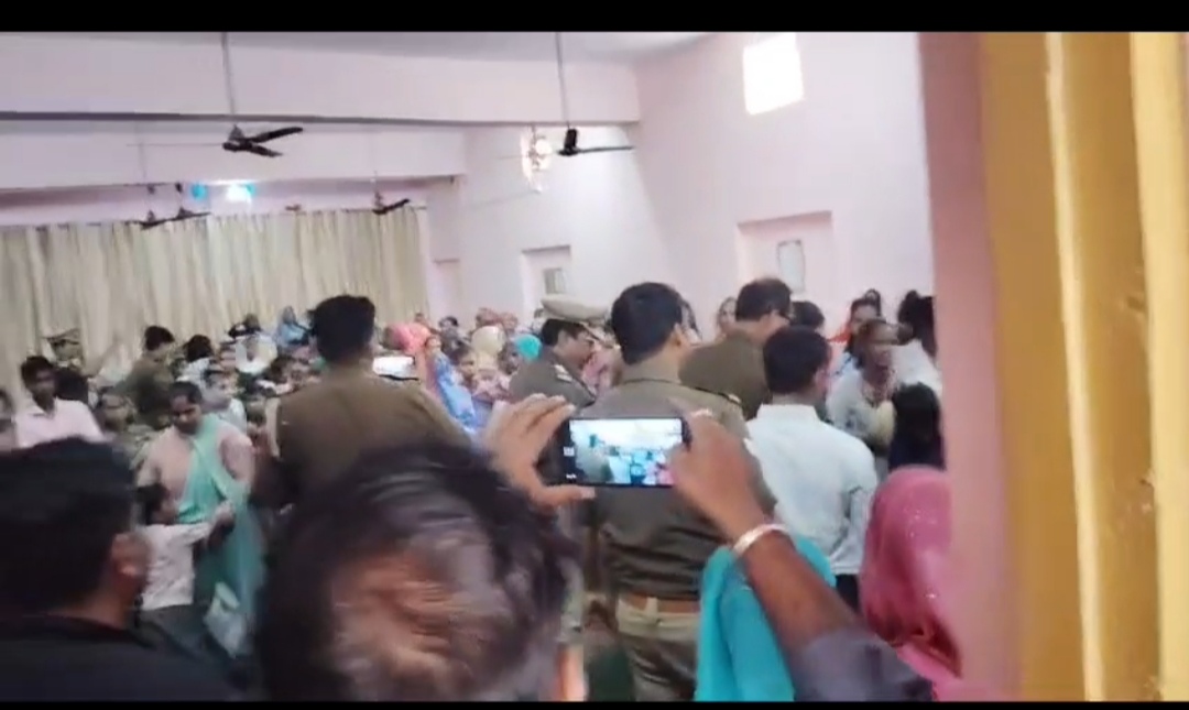 कमरे के अंदर मौजूद लोग कमरे के अंदर मौजूद लोग