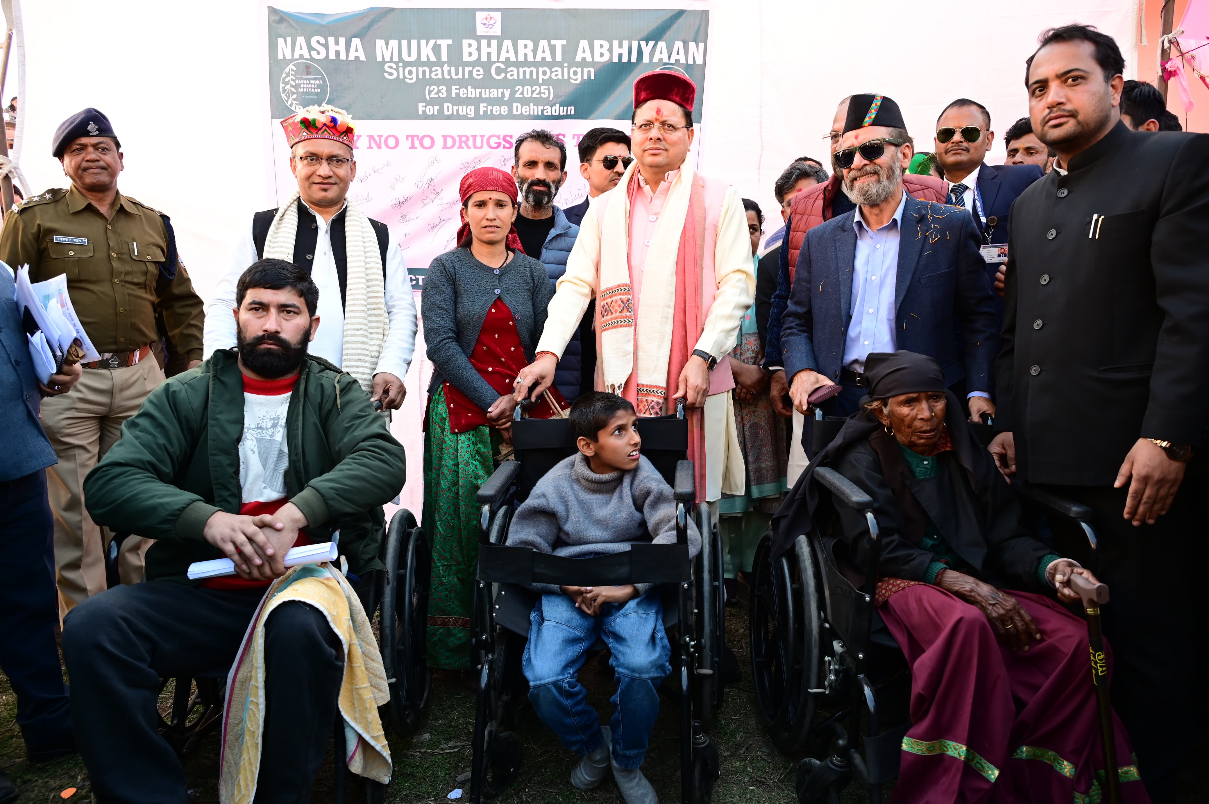 मुख्यमंत्री धामी त्यूनी, देहरादून में आयोजित मुख्य सेवक संवाद-आपके द्वार' कार्यक्रम में। मुख्यमंत्री धामी त्यूनी, देहरादून में आयोजित मुख्य सेवक संवाद-आपके द्वार' कार्यक्रम में।