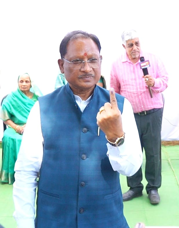 मतदान के उपरांत मुख्यमंत्री ने परिवार सहित सेल्फी जोन में जाकर इस पल को कैमरे में कैद किया। मतदान के उपरांत मुख्यमंत्री ने परिवार सहित सेल्फी जोन में जाकर इस पल को कैमरे में कैद किया।