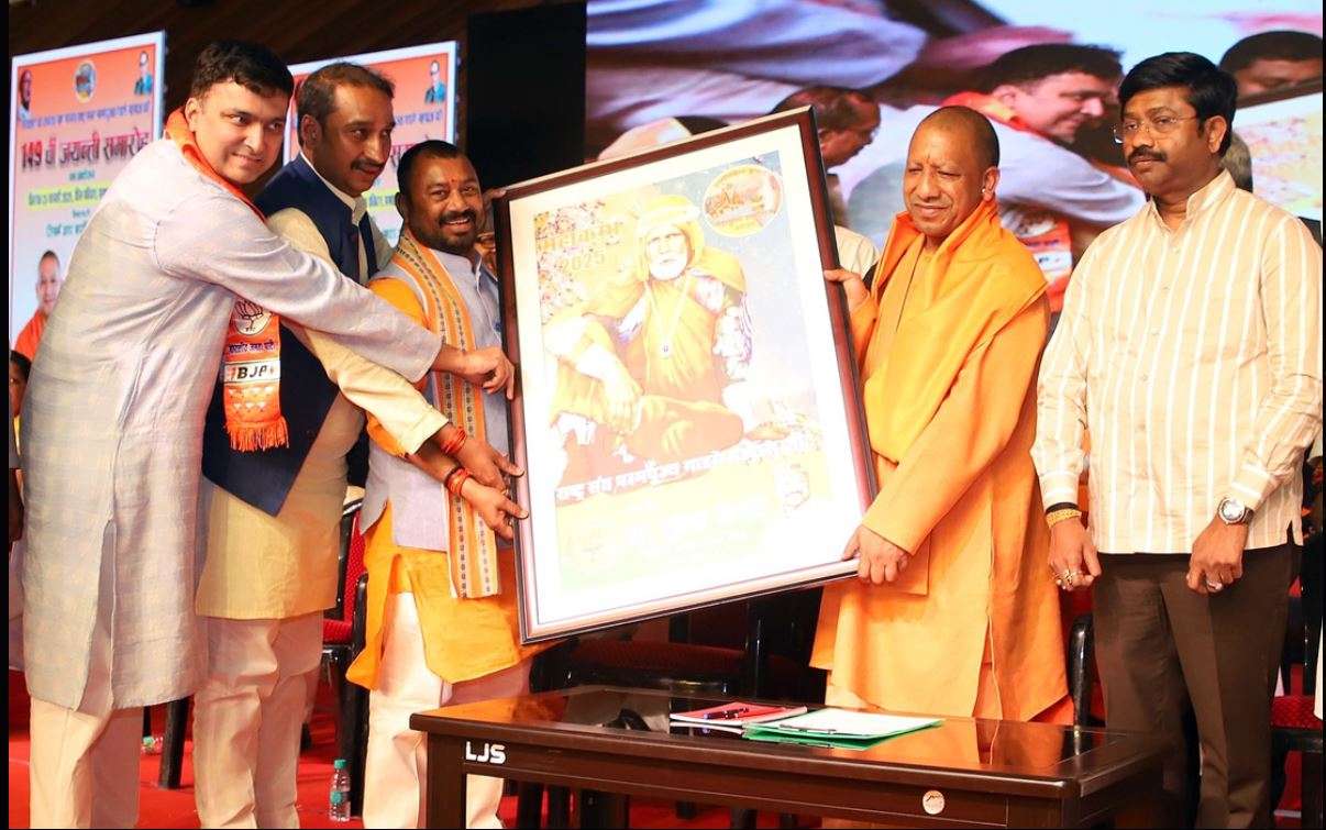 संत गाडगे की जयंती कार्यक्रम में मुख्यमंत्री योगी संत गाडगे की जयंती कार्यक्रम में मुख्यमंत्री योगी