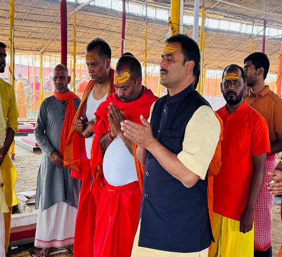 गोवर्धन पुरी पीठ के शंकराचार्य के शिविर में नेपाल के मधेश प्रदेश के अर्थ मंत्री सुनील कुमार यादव पूजा अर्चना करने का छाया चित्र गोवर्धन पुरी पीठ के शंकराचार्य के शिविर में नेपाल के मधेश प्रदेश के अर्थ मंत्री सुनील कुमार यादव पूजा अर्चना करने का छाया चित्र