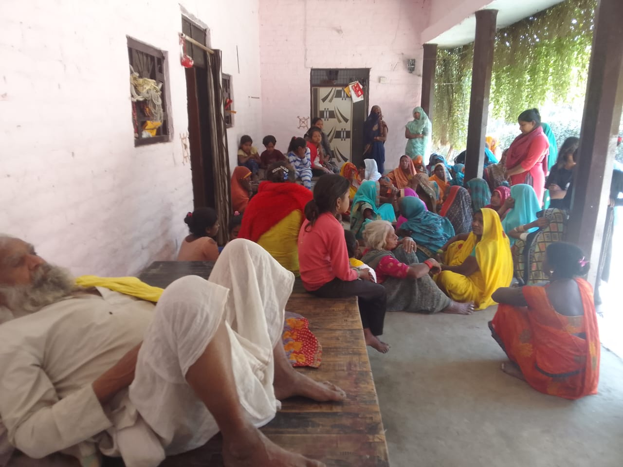 मृतक्का के घर पर रोते बिलखते परिजन। मृतक्का के घर पर रोते बिलखते परिजन।
