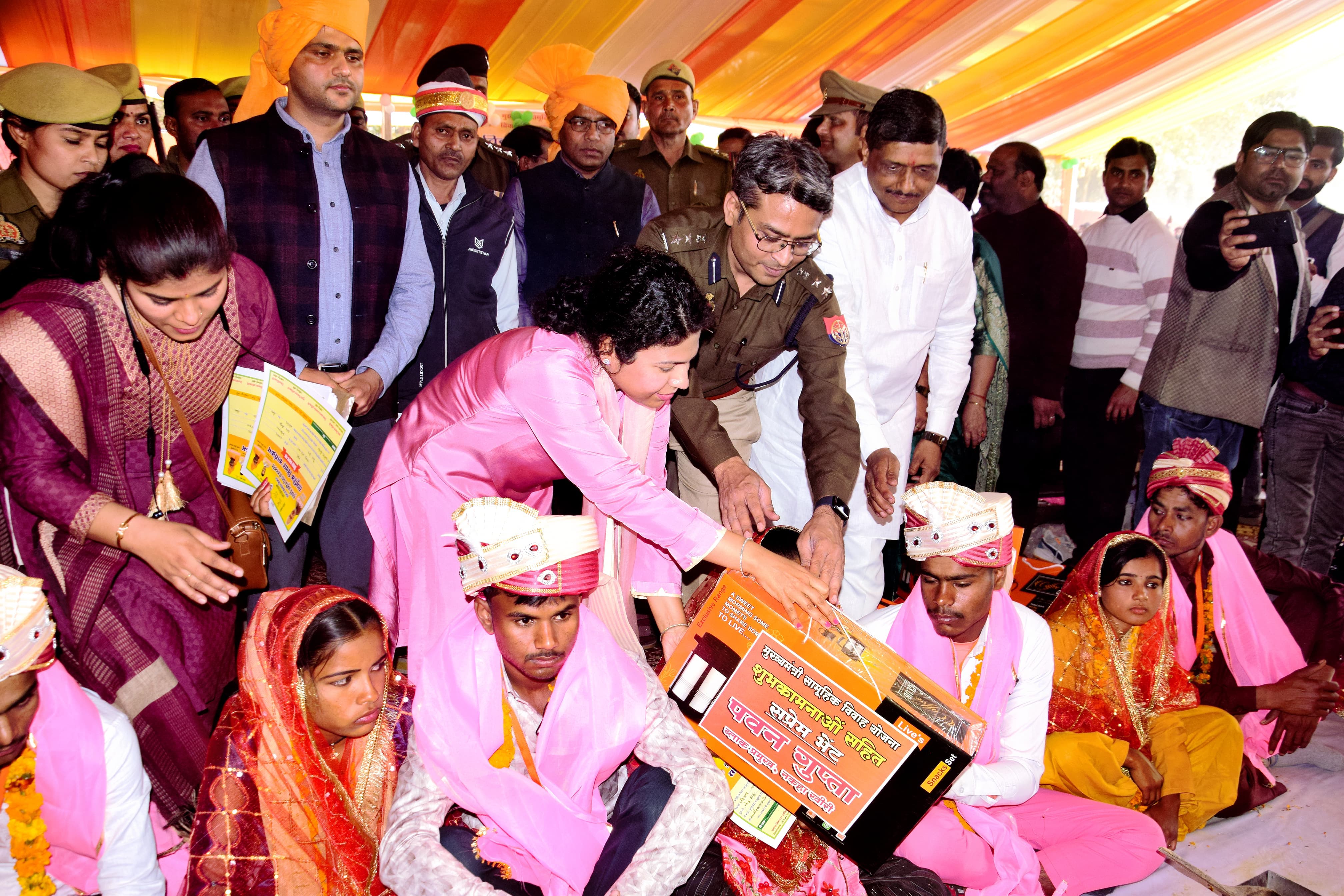 नव दंपति जोड़ों को भेंट देती डीएम दुर्गा शक्ति नागपाल
