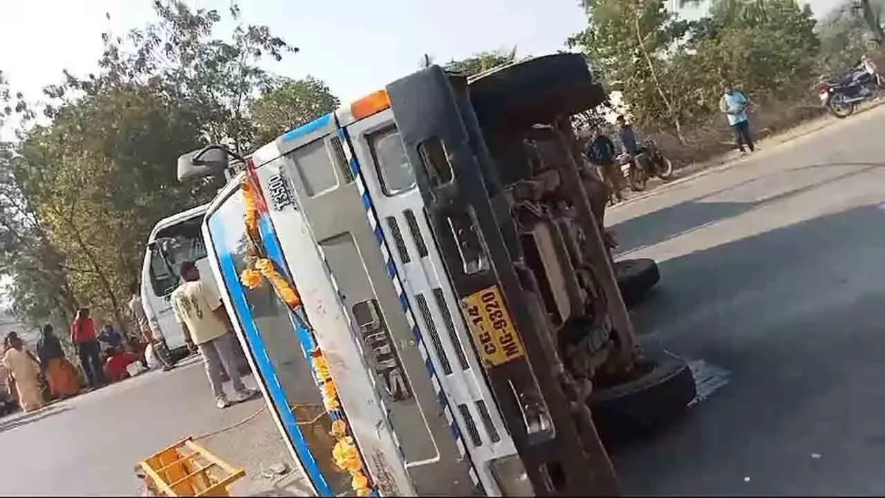 जांजगीर में बड़ा सड़क हादसा: माजदा वाहन पलटने से 23 लोग घायल, 13 बच्चे भी शामिल जांजगीर में बड़ा सड़क हादसा: माजदा वाहन पलटने से 23 लोग घायल, 13 बच्चे भी शामिल