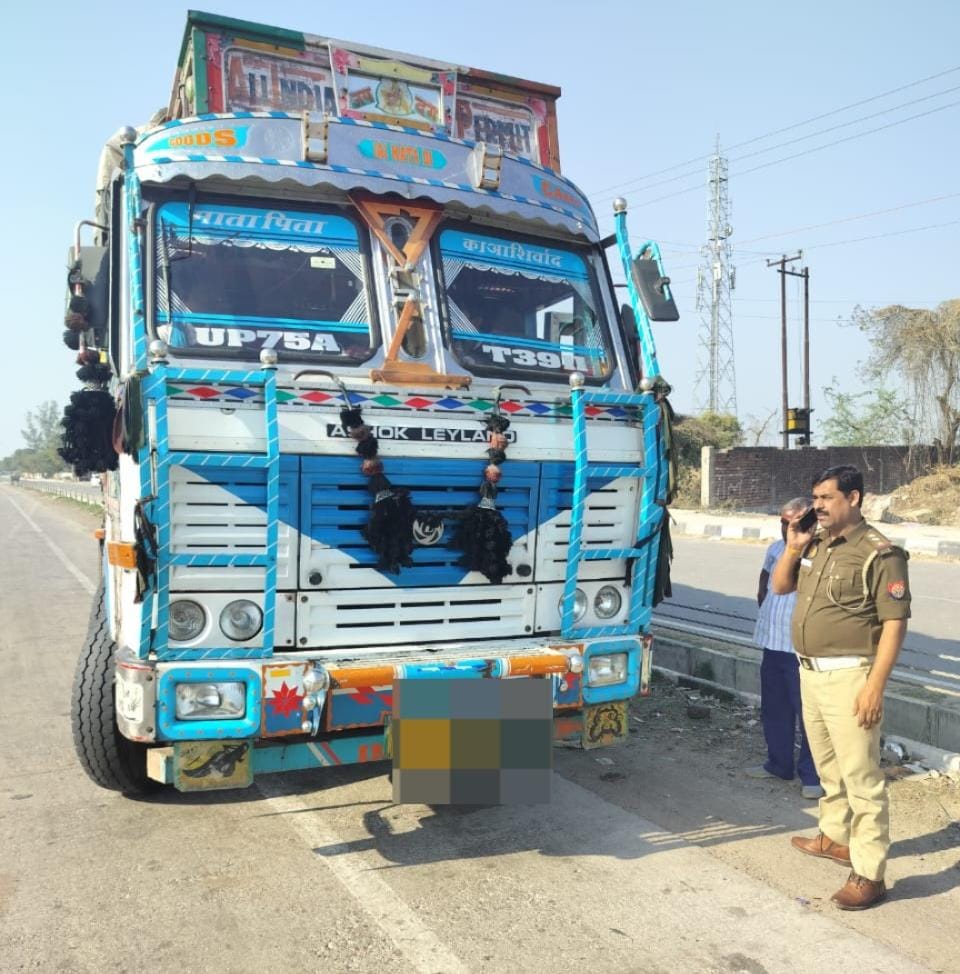 चालान की कार्रवाई करते हुए पुलिस चालान की कार्रवाई करते हुए पुलिस