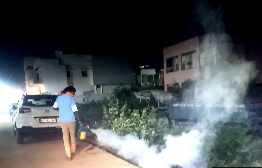 शहर के वार्डों मे दवा का छिड़काव करते हुए नगर निगम के कर्मचारी। शहर के वार्डों मे दवा का छिड़काव करते हुए नगर निगम के कर्मचारी।