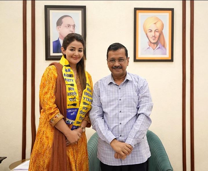 पंजाबी फिल्म अभिनेत्री सोनिया मान को पटका पहनाते अरविंद केजरीवाल