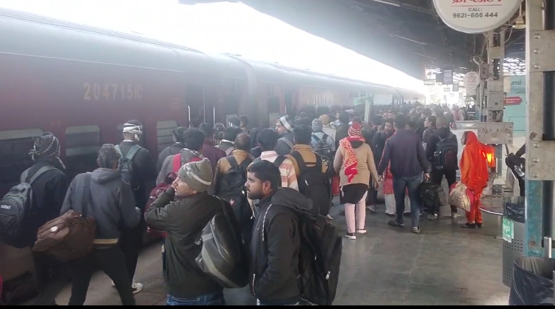 कानपुर सेंट्रल पर बढ़ती श्रद्धालुओं की भीड़ कानपुर सेंट्रल पर बढ़ती श्रद्धालुओं की भीड़