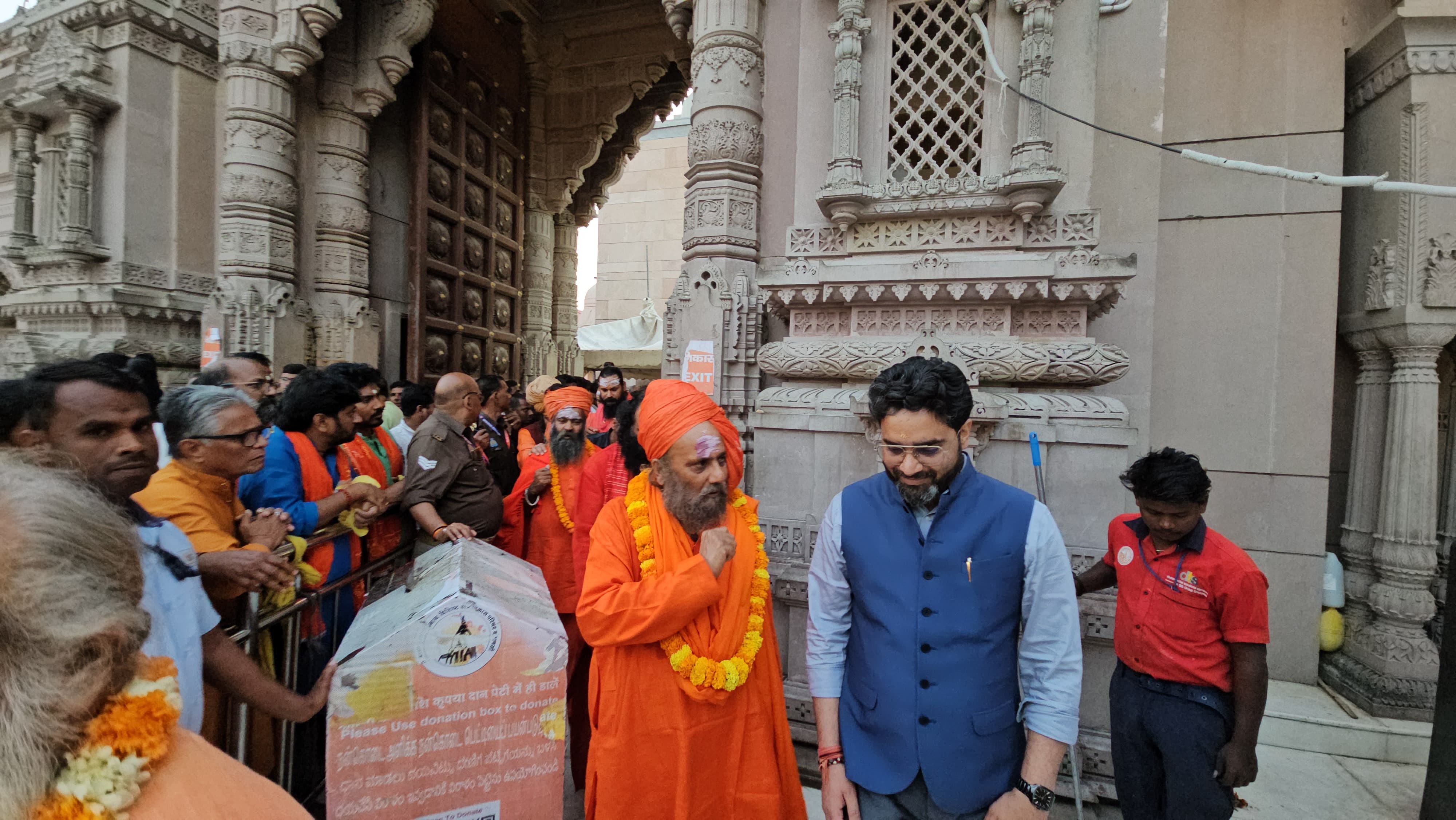 जूना अखाड़े के नागा संत श्री काशी विश्वनाथ दरबार में जूना अखाड़े के नागा संत श्री काशी विश्वनाथ दरबार में
