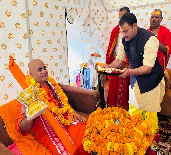 नेपाल के मधेश प्रदेश के अर्थ मंत्री सुनील कुमार यादव शंकराचार्य स्वामी अधोक्षजानंद से आशीर्वाद लेने का दृश्य नेपाल के मधेश प्रदेश के अर्थ मंत्री सुनील कुमार यादव शंकराचार्य स्वामी अधोक्षजानंद से आशीर्वाद लेने का दृश्य