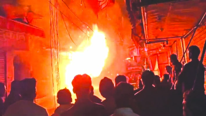 दुकान में लगी आग दुकान में लगी आग