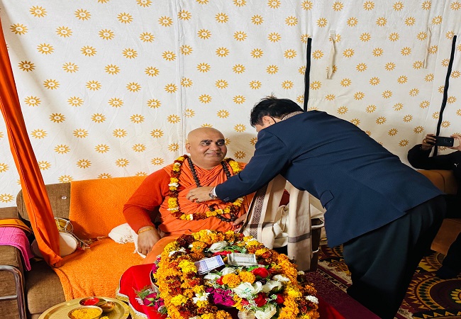 शंकराचार्य स्वामी अधोक्षजानंद से आशीर्वाद लेते असम के कैबिनेट मंत्री अतुल बोरा शंकराचार्य स्वामी अधोक्षजानंद से आशीर्वाद लेते असम के कैबिनेट मंत्री अतुल बोरा