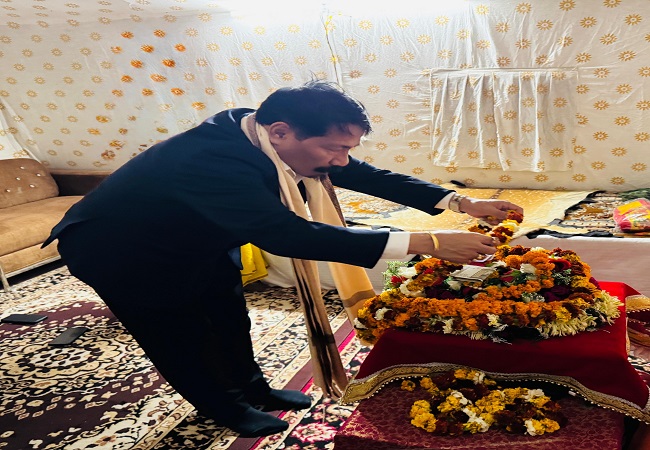 शंकराचार्य स्वामी अधोक्षजानंद से आशीर्वाद लेते असम के कैबिनेट मंत्री अतुल बोरा-- शंकराचार्य स्वामी अधोक्षजानंद से आशीर्वाद लेते असम के कैबिनेट मंत्री अतुल बोरा--