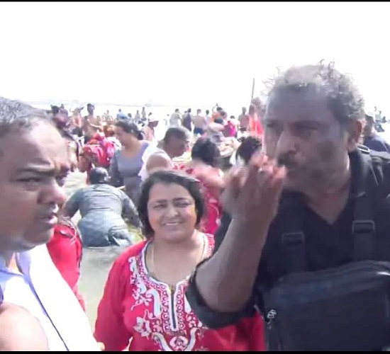 लाखों लोगों के बीच पद्मश्री डॉक्टर अजय सोनकर ने गंगा जल पीकर दिखाया लाखों लोगों के बीच पद्मश्री डॉक्टर अजय सोनकर ने गंगा जल पीकर दिखाया