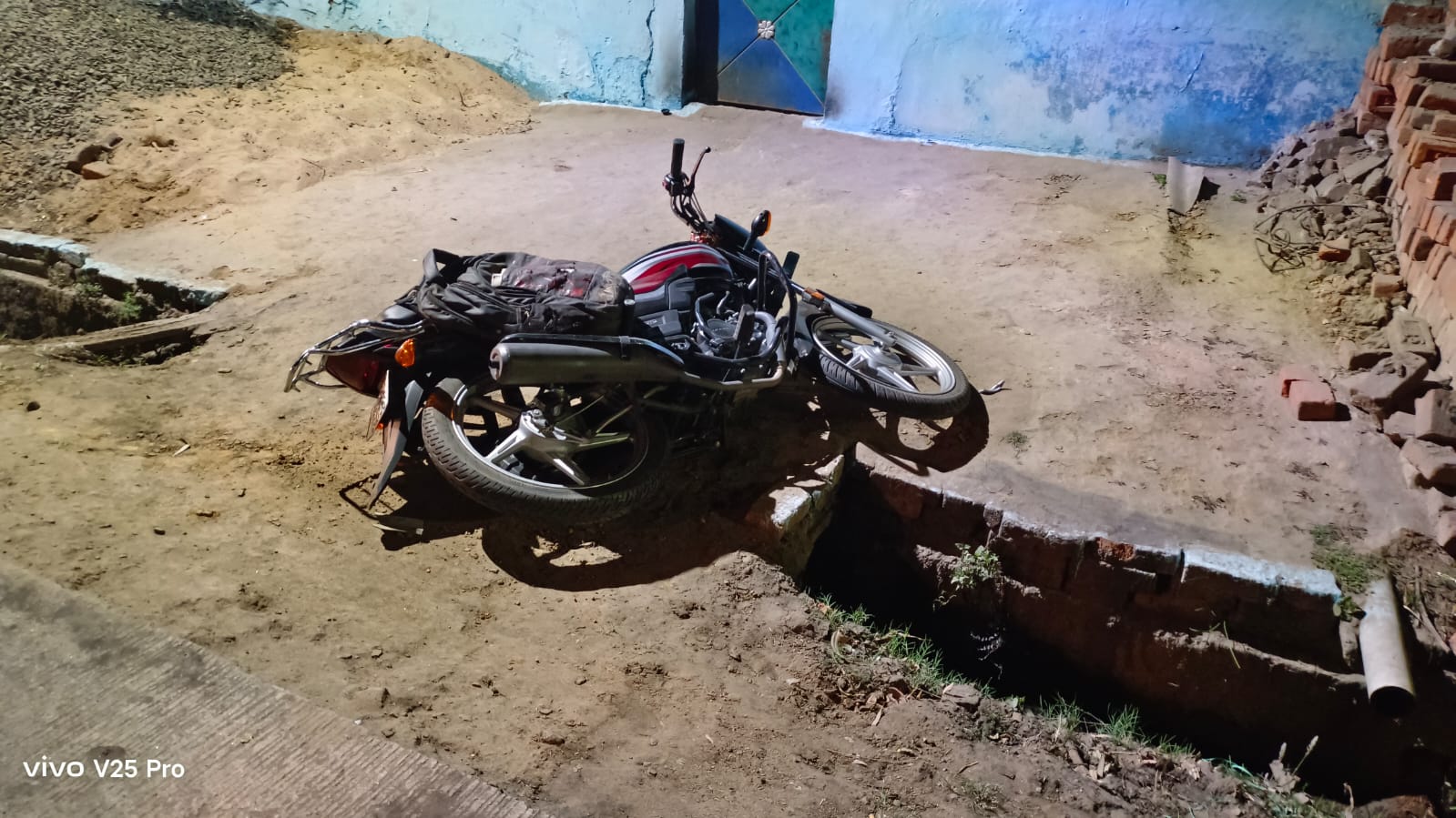 घटना स्थल में पडा वाहन घटना स्थल में पडा वाहन