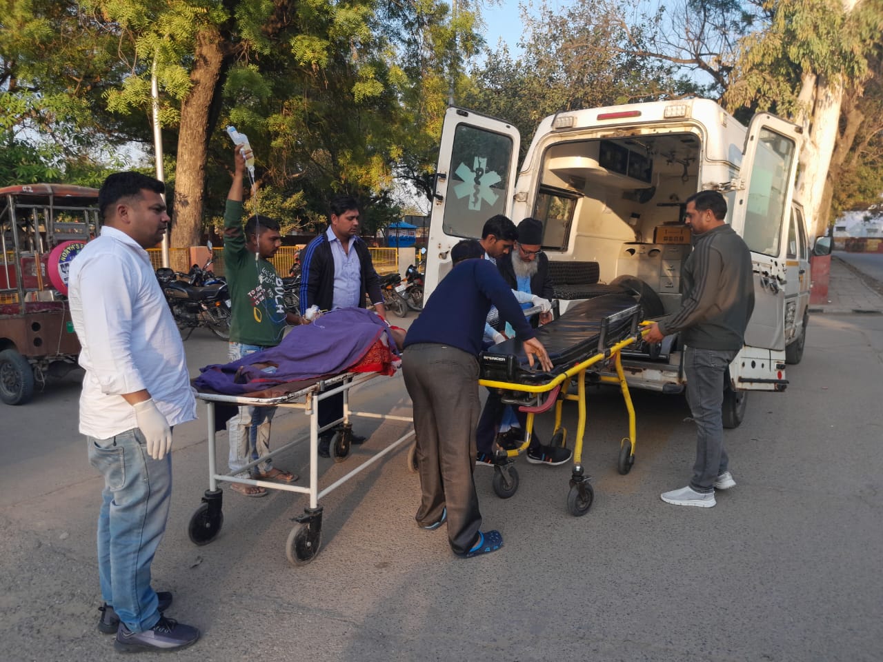 घायलों को पीजीआईएमएस रोहतक रेफर करते हुए। घायलों को पीजीआईएमएस रोहतक रेफर करते हुए।