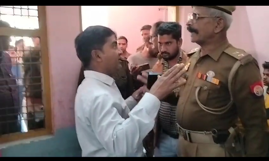 मौके पर पहुंची पुलिस मौके पर पहुंची पुलिस