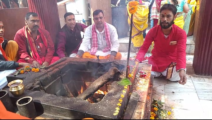 पूजा करते पुजारी पूजा करते पुजारी