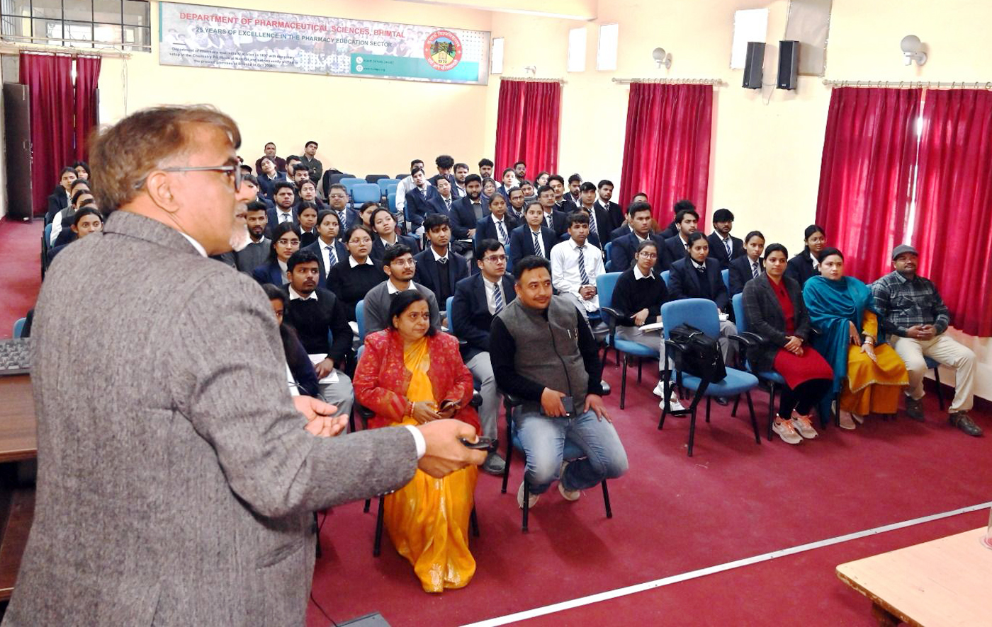 फार्मेसी विभाग के छात्रों को संबोधित करते कुलपति प्रो. रावत। फार्मेसी विभाग के छात्रों को संबोधित करते कुलपति प्रो. रावत।