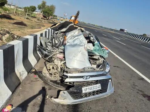 हादसे में बिखरी कार। हादसे में बिखरी कार।