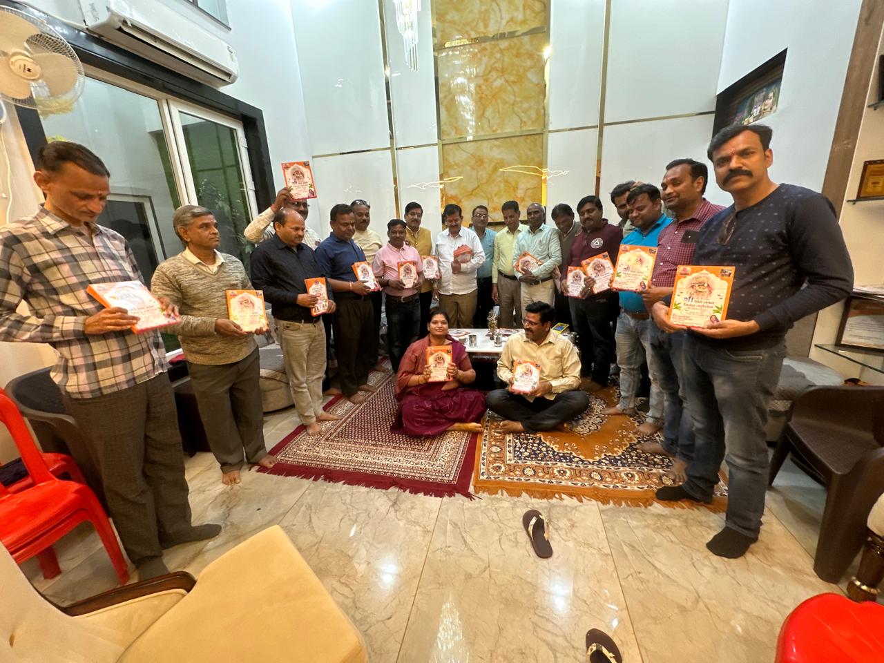 घर- घर जाकर आमंत्रण पत्र दिए घर- घर जाकर आमंत्रण पत्र दिए
