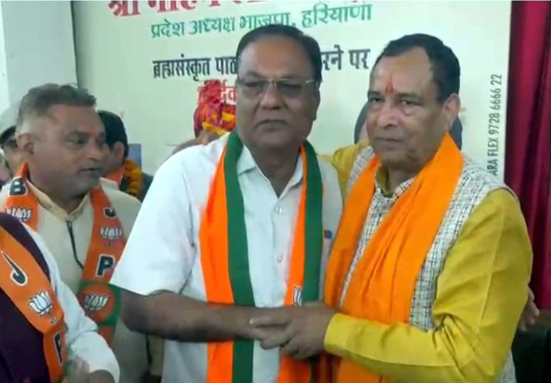 वीएल शर्मा को भाजपा में शामिल करते प्रदेश अध्यक्ष पंडित मोहनलाल बड़ोली। वीएल शर्मा को भाजपा में शामिल करते प्रदेश अध्यक्ष पंडित मोहनलाल बड़ोली।