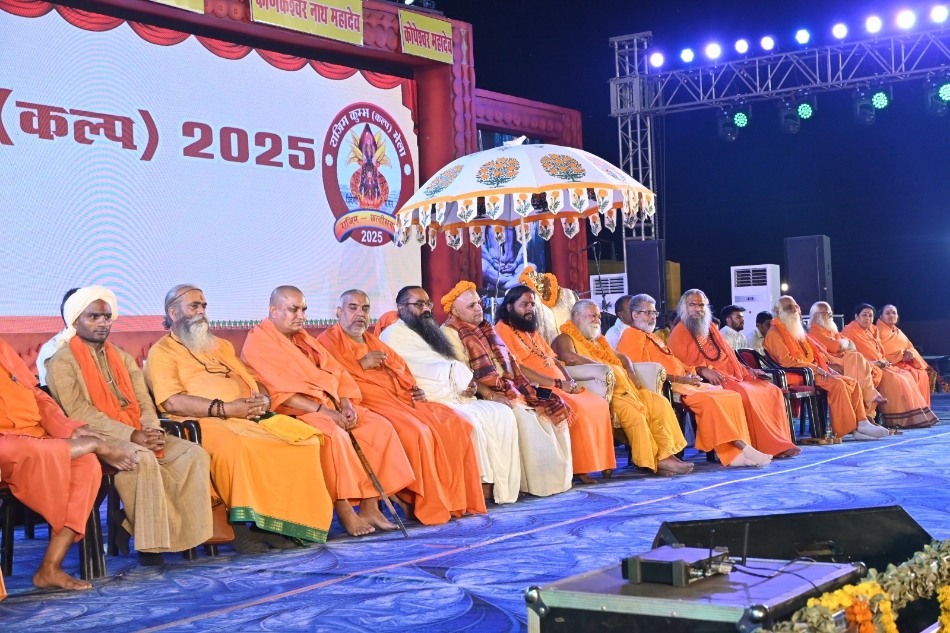 राजिम कुंभ कल्प में मंचस्थ संत। राजिम कुंभ कल्प में मंचस्थ संत।