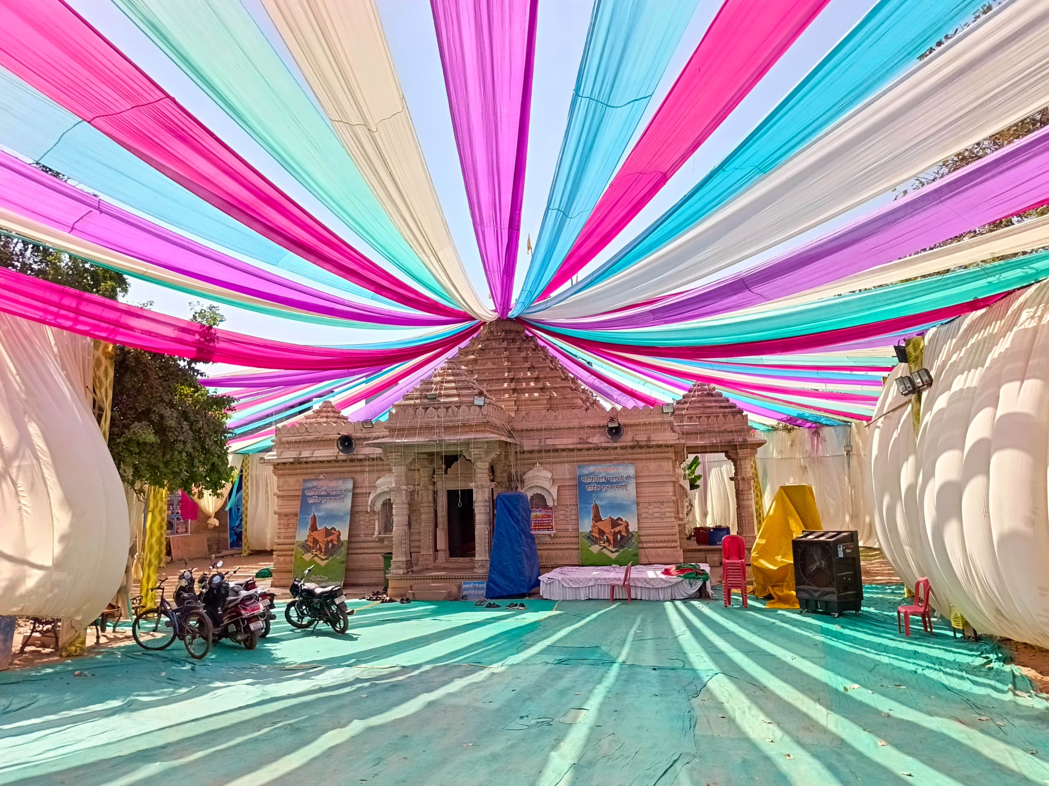शहर के एतिहासिक बूढ़ेश्वर महादेव मंदिर में आकर्षक सजावट की गई है। शहर के एतिहासिक बूढ़ेश्वर महादेव मंदिर में आकर्षक सजावट की गई है।